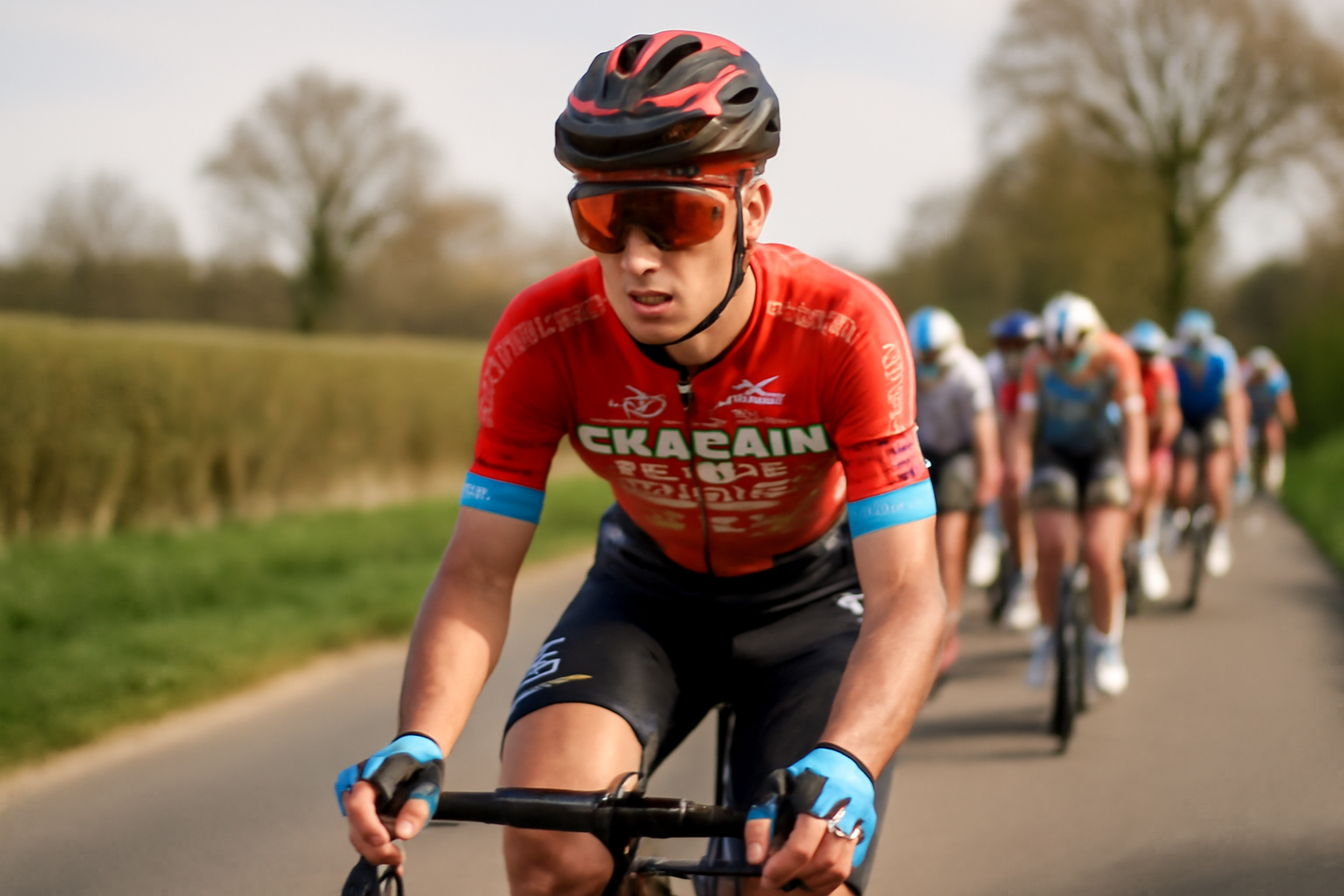 lenny martinez en course sur route, maillot Bahrain Victorious, peloton sur route française, lumière de printemps