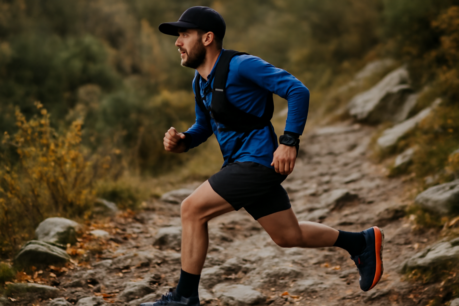 hoka speedgoat 6 sur sentier rocheux humide en automne