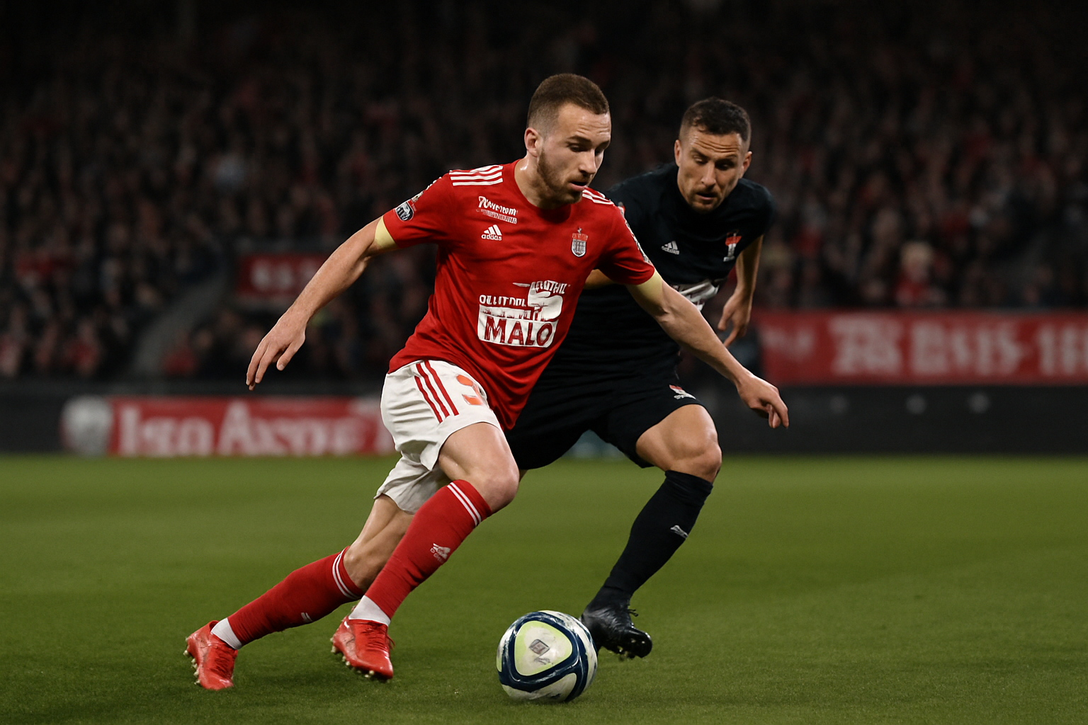 Joueur du Stade Brestois en action pendant un match, pression et transitions au milieu de terrain